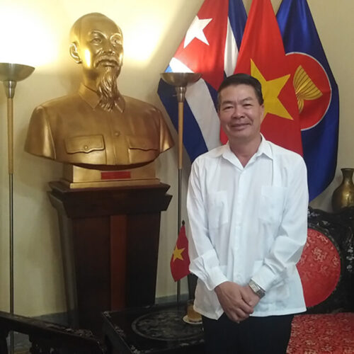- Le Thanh Tung, embajador de Vietnam en Cuba aseguró que la delegación encabezada por el presidente Vuong Dinh Hue, estará integrada por uno de los vicepresidentes de la Asamblea Nacional, el secretario general de la Asamblea Nacional, los presidentes de las Comisiones Permanentes del órgano legislativo, así como por los ministros de la Construcción; Ciencia y Tecnología; Cultura, Turismo y Deportes; los Eviceministros de Defensa Nacional y Seguridad Pública. Le acompañan además el subjefe primero del Departamento de Propaganda y Educación del Comité Central del Partido Comunista de Vietnam; los viceministros de Relaciones Exteriores, Agricultura, Salud Pública, Justicia, Finanzas, entre otros; miembros del Comité Central del Partido; los primeros secretarios de los Comités Provinciales del Partido de cuatro provincias de Vietnam; la presidenta de la Unión de Asociaciones de Amistad; dirigentes de varias organizaciones como la Unión de Mujeres, y el primer secretario de la Unión de Jóvenes Comunistas. Foto: Yimel Díaz