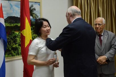 Confieren Medalla de la Amistad a diplomáticos vietnamitas