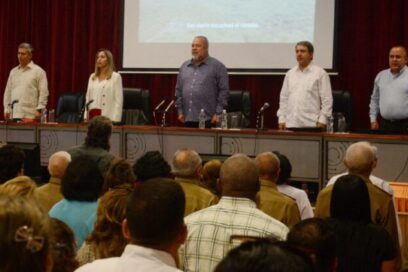 Insta Primer Ministro a potenciar unidad en el sector educacional