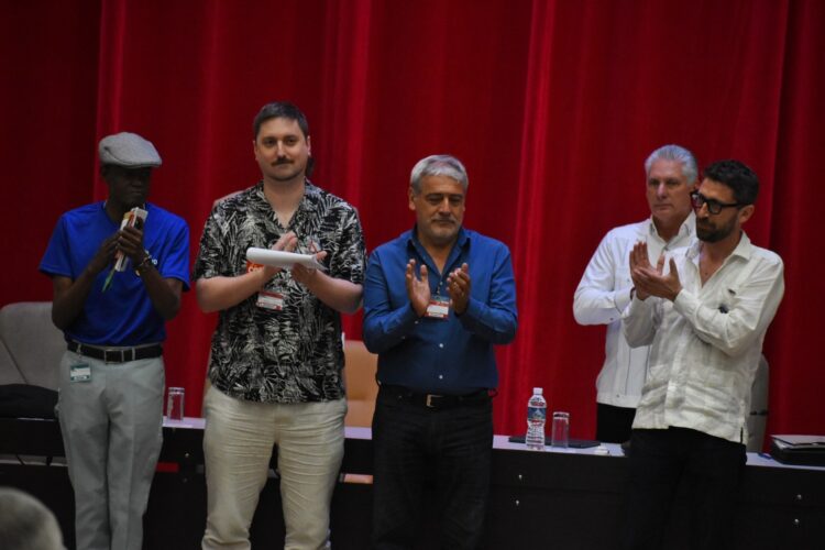 Como parte de la clausura se entregó la Medalla de la Amis­tad a Jesús Núñez, se­cretario general de la Unión de Trabajadores Cañeros, de República Dominicana; Lauren Brun, de la Dirección Ejecutiva de la Confederación General General de Trabajadores, de Fran­cia, y secretario general de la Federación de Fe­rroviarios de ese país; Julio Duval Fuente, presidente de la Con­federación Latinoame­ricana y del Caribe de Trabajadores Estatales de Argentina (CLATE); y a la Federación de Ro­tativistas de París.