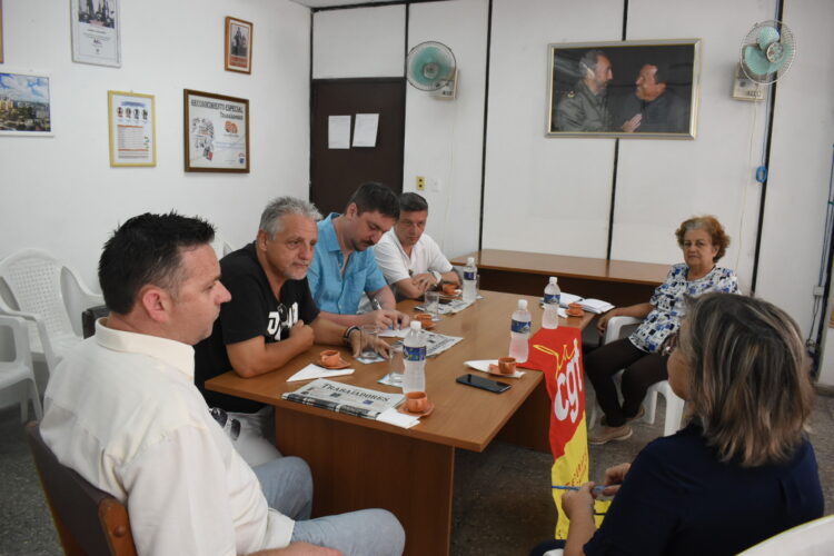 Delegación de la CGT en el periódico Trabajadores. Foto Alejandro Acosta