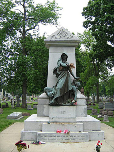 En el cementerio Forest Home, en Chicago, un modesto memorial es la denuncia permanente al crimen cometido en nombre de la ley.