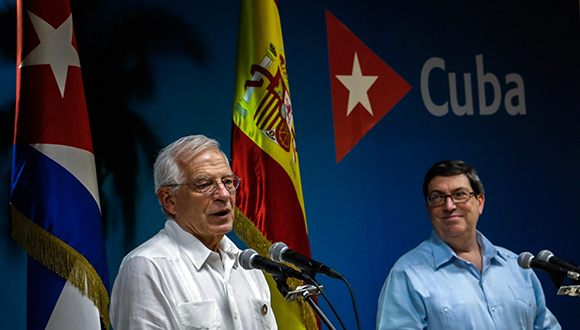 Bruno Rodríguez Parrilla (a la derecha), ministro de Relaciones Exteriores de Cuba, y su homólogo español Josep Borrell (izquierda) durante la conferencia de prensa ofrecida en La Habana en octubre del 2019. Foto: Abel Padrón Padilla/ Cubadebate.