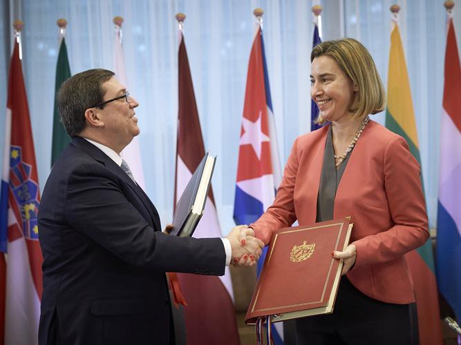 El Ministro de Relaciones Exteriores de Cuba, Bruno Rodriguez Parrilla, y la alta representante de Política Exterior de la Unión Europea, Federica Mogherini, firmaron un acuerdo bilateral, el 12 de diciembre de 2016. François Lenoir / AFP
