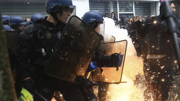 Las protestas han sido marcadas por fuertes enfrentamientos con la Policía. /Foto: Aurelien Morissard (AP)