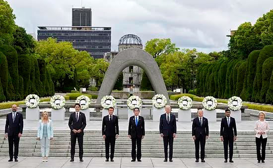 El G7 y otros invitados en el Parque Memorial.