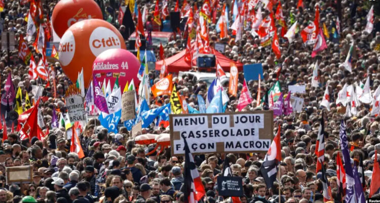 Nantes, Francia, el 1 de mayo de 2023. La pancarta dice "Menú del día: Cazuela a la Macron". Foto: REUTERS/Stephane Mahe