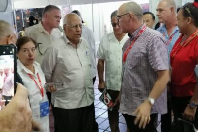 Ricardo Cabrisas intercambia con participantes en Expocaribe 2023