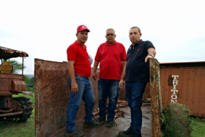 Constructores e hidráulicos a pie del surco