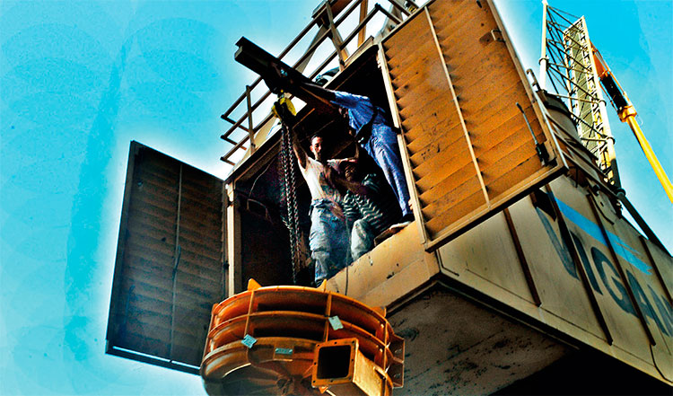 Subida de la turbina nueva a la grúa Vigán, la encargada de la extracción del trigo. Foto: José Raúl Rodríguez Robleda