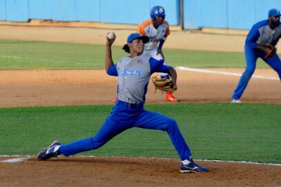 Play off 62: Noche azul en valla de gallos