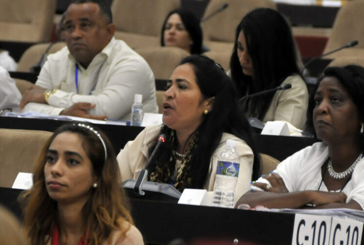 La diputada Yunaika Alarcón Gutiérrez comentó desde su propia realidad la importancia de esta Política Integral para la Niñez, la Adolescencia y la Juventud. Foto: Heriberto González Brito