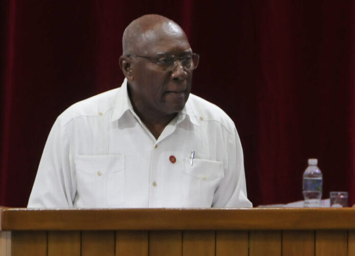 Salvador Valdés Mesa, vicepresidente de la República, presentó el informe sobre las Directivas Generales para el enfrentamiento a las ilegalidades, la corrupción, la indisciplina e ilegalidades. Foto: Heriberto González Brito.