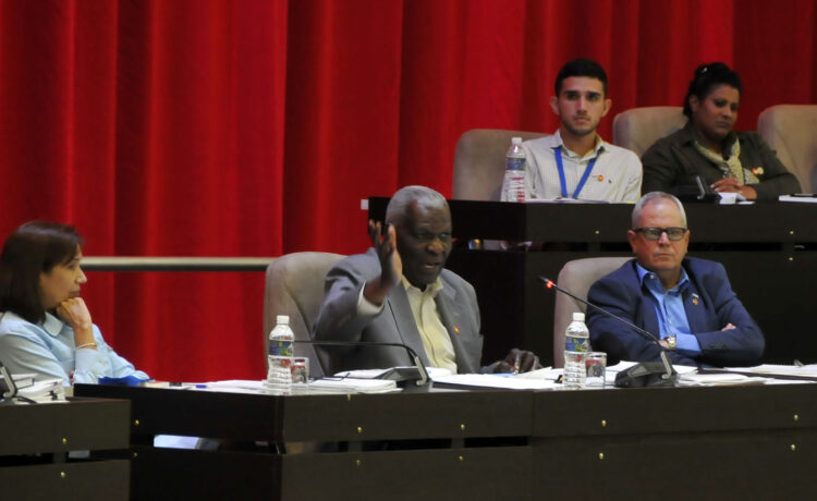 Esteban Lazo, Presidente de la ANPP, dirige los debates. Foto: Heriberto González Brito