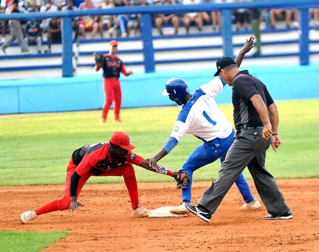 Ariel Hechevarría, uno de los jugadores que más debe aportar a Industriales. Foto: José Raúl Rodríguez Robleda