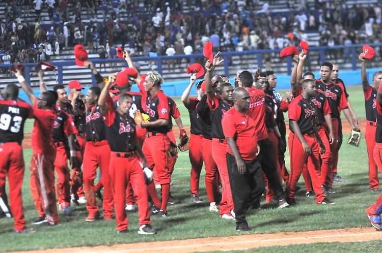 El equipo Santiago de Cuba se despide de la afición que lo apoyó en el Latino. Foto: José Raúl Rodríguez Robleda