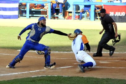 Play off 62 SN: Triunfo azul entre tinieblas espirituanas