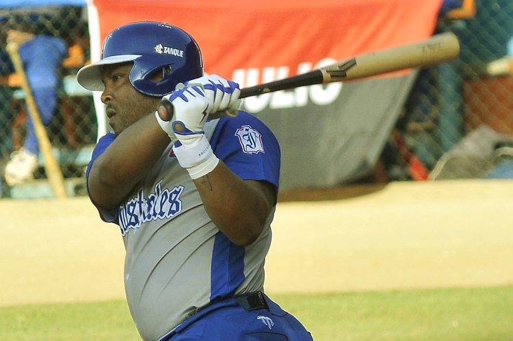 Yasmani Tomás bateó de 5-3 en su retorno a las Series Nacionales. Foto: José Raúl Rodríguez Robleda
