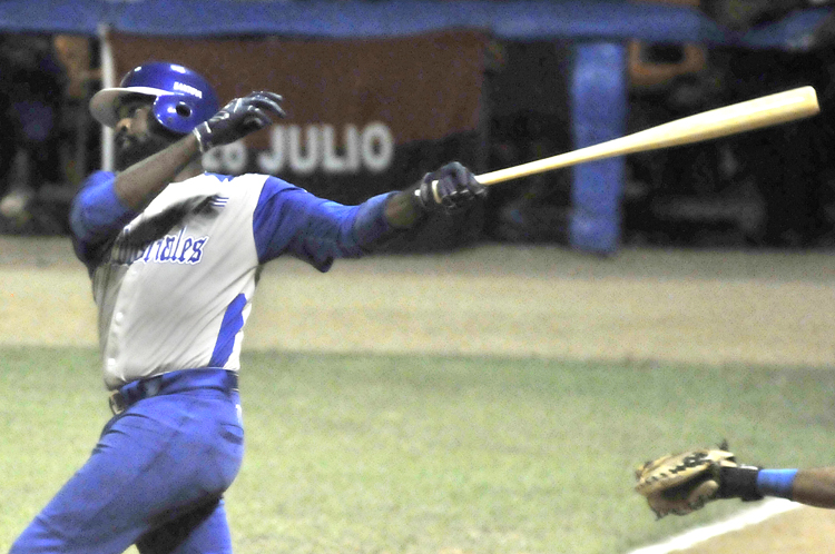 Yasiel Santoya remolcó con jonrón las tres carreras decisivas. Foto: José Raúl Rodríguez Robleda