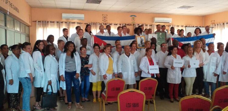 parte de la Brigada Médica Cubana que labora en Gambia. Foto tomada de Cubaminrex