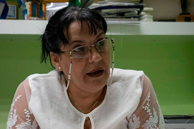 Olga María Vale Marrero explicó la situación de obsolescencia de la mayoría de los cajeros automáticos, Foto: Alejandro Acosta Hechavarría