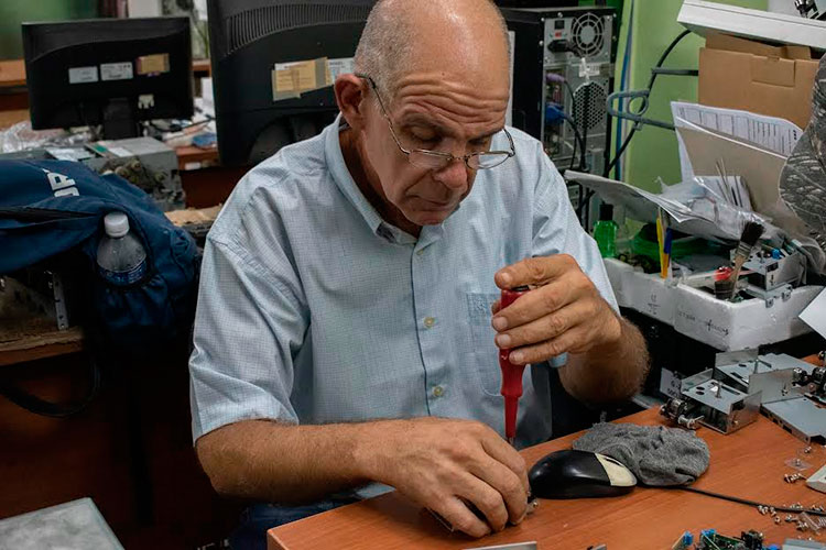 Víctor Martínez Medina ya recuperó junto con sus compañeros unos 30 cajeros automáticos con el censor MTS averiado. Foto: Alejandro Acosta Hechavarría
