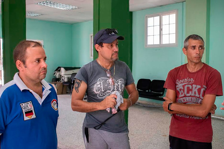 En San Miguel del Padrón se armó una primera brigada de tres técnicos, José Luis Paz Riquezme, Bernardo Sardá Betancourt y Eduardo Acuña Delgado, lo cual acerca la reparación y mantenimiento de los cajeros a los territorios. Foto: Alejandro Acosta Hechavarría