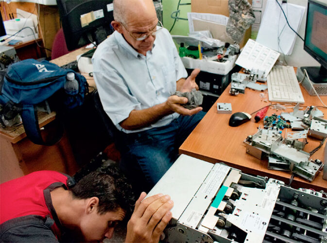 En el taller se combinan edades, experiencias y saberes para arreglar un cajero automático. Foto: Alejandro Acosta Hechavarría