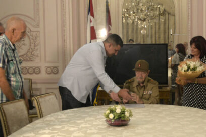 Entregan Escudo Pinareño al Comandante del Ejército Rebelde Delio Gómez Ochoa