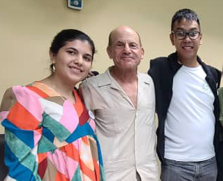 De derecha a izquierda, Lowell Iporac, Mark Friedman y universitaria cubana. Foto: Yimel Díaz