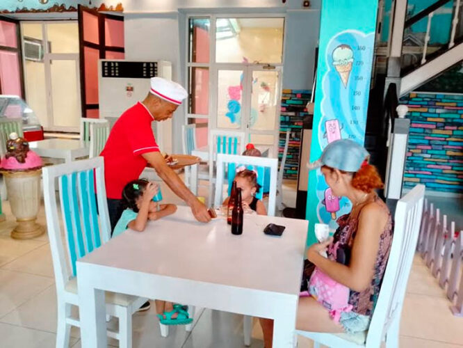La gastronomía también aporta atractivos para los niños en tanto incluye productos de mucho agrado como confituras, helados, refrescos y más. Foto: Betty Beatón Ruiz