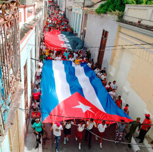 El pueblo de Santiago de Cuba reeditó la marcha patriótica que 66 años atrás acompañara el entierro de Frank y Pujol. Foto: Betty Beatón Ruiz