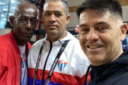 Director técnico extranjero asiste a selección masculina de baloncesto