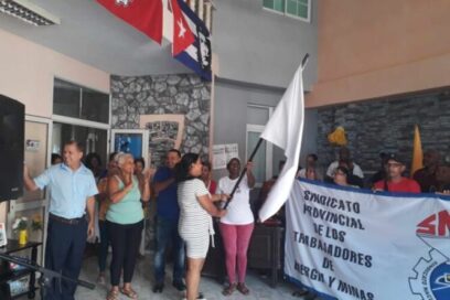 Bandera Décimo Aniversario de Energía y Minas llega a Guantánamo