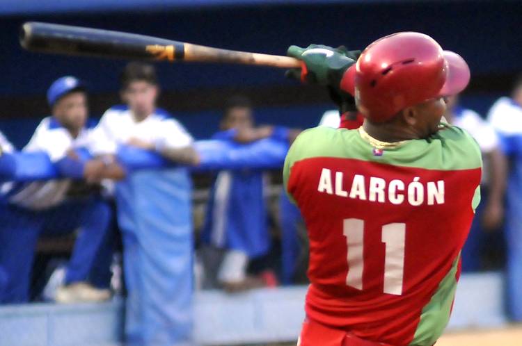 Yosvani Alarcón, un pelotero historia para Las Tunas. Foto: José Raúl Rodríguez Robleda.