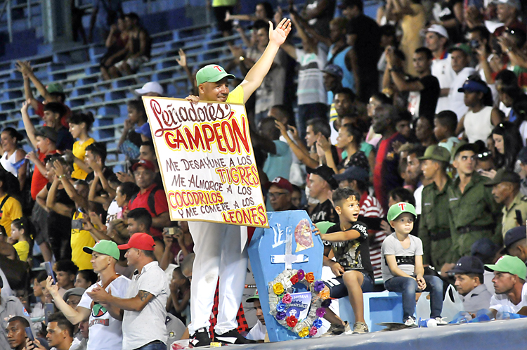 La afición tunera en el Latino. Foto: José Raúl Rodríguez Robleda