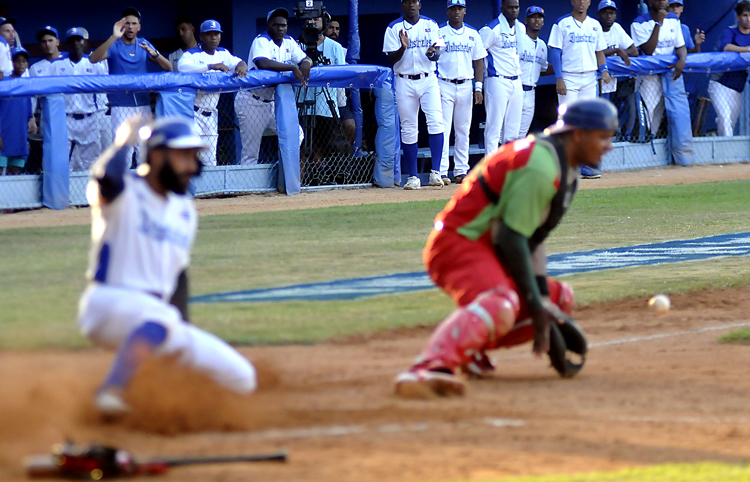 La única carrera de Industriales la anotó Roberto Acevedo. Foto: José Raúl Rodríguez Robleda