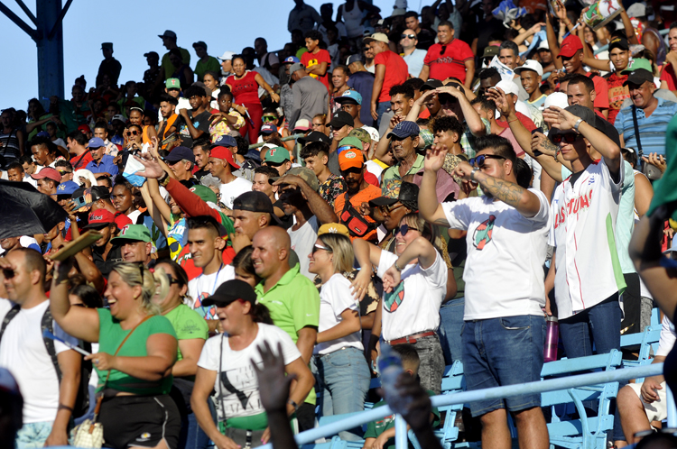 La afición tunera disfrutó de lo lindo en el Latino. Foto: José Raúl Rodríguez Robleda