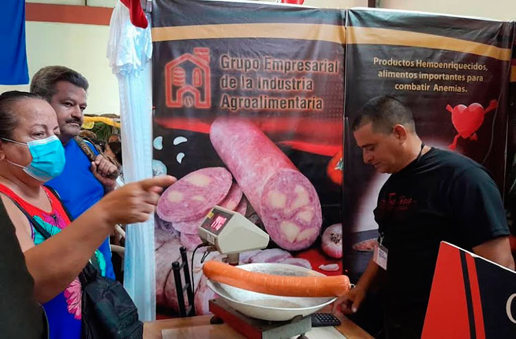 Empresas estatales y representantes del sector privado se unieron para brindarle al pueblo holguinero un espacio comercial fructífero. Foto: Lianne Fonseca