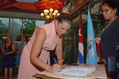 Dirigentes sindicales firman libro de honor de la FMC en Camagüey