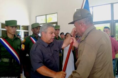 Instituciones militares de Las Tunas reciben bandera Proeza Laboral