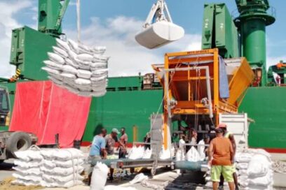 Puerto de Santiago de Cuba: a la carga sobre la carga