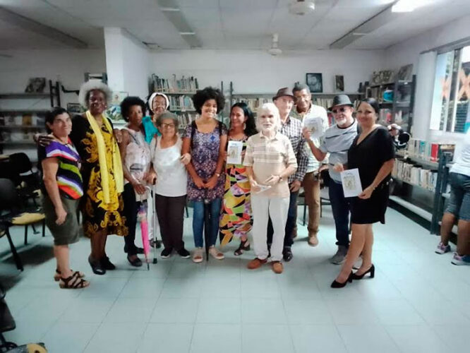 Un ambiente fraternal caracterizó este encuentro de los contertulios de la Peña Tina Modotti con Olga Lidia. Foto: Carlos Castro Sánchez