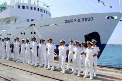 Felicita Raúl a la Marina de Guerra Revolucionaria
