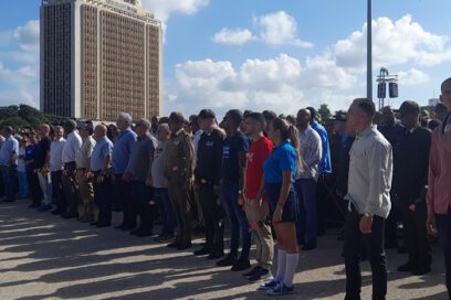 Preside Díaz-Canel desfile en homenaje a Camilo Cienfuegos