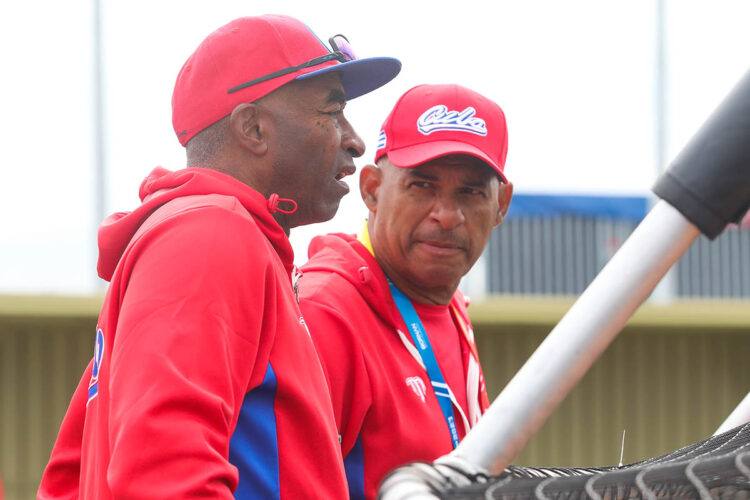 Armando Johnson, director del equipo, junto al entrenador Orestes Kindelán. Foto: Roberto Morejón