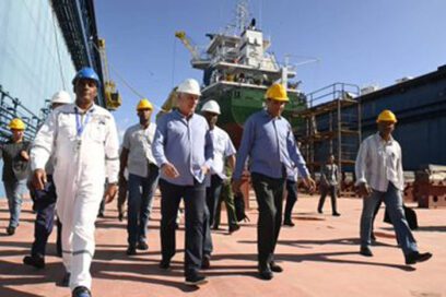 Recorre presidente de Cuba nuevo dique flotante en La Habana
