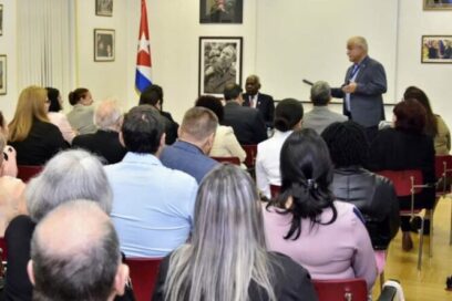 Esteban Lazo dialoga con la misión estatal de Cuba en Rusia