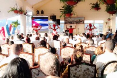 Regalo de arte para los trabajadores del turismo en Santiago de Cuba