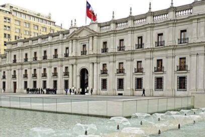 La Moneda y una puerta